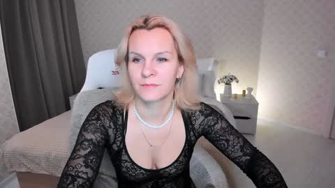 Snapshot of louisa_bay chatting on December 18, 8:09 am Louisa online show from December 18, 8:09 am