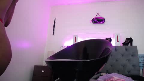 Snapshot of louise_nails chatting on December 19, 1:29 pm LouIse online show from December 19, 1:29 pm