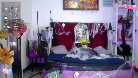 Snapshot of louise_nails chatting on October 18, 3:13 pm LouIse online show from October 18, 3:13 pm