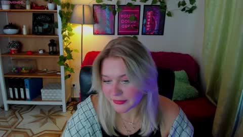 Snapshot of louisemous chatting on October 19, 10:16 am Loise online show from October 19, 10:16 am
