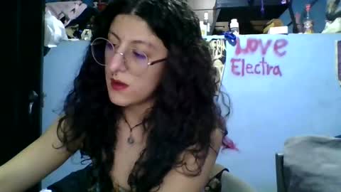 Snapshot of love_electra chatting on March 17, 1:32 am love_electra online show from March 17, 1:32 am
