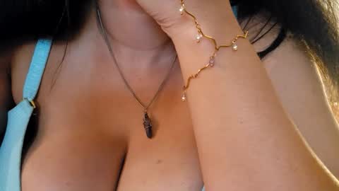 Snapshot of love_raquel_xo chatting on May 6, 1:25 am Raquel Love online show from May 6, 1:25 am
