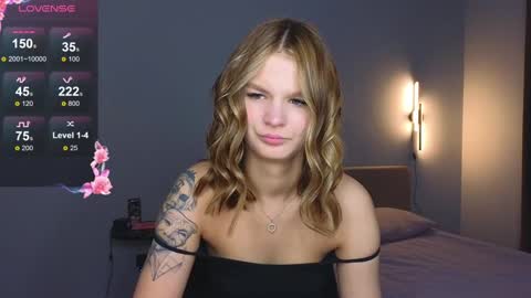 Snapshot of lovely_babyy chatting on December 14, 1:06 am Jenny online show from December 14, 1:06 am