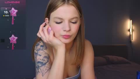 Snapshot of lovely_babyy chatting on December 21, 2:52 am Jenny online show from December 21, 2:52 am