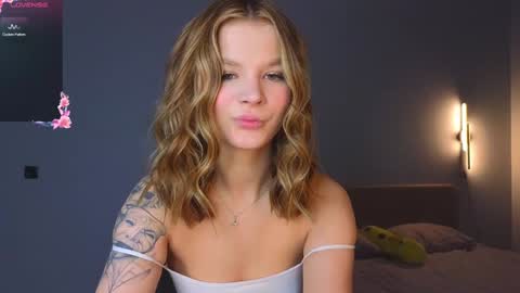 Snapshot of lovely_babyy chatting on December 23, 11:49 pm Jenny online show from December 23, 11:49 pm