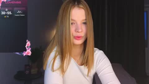 Snapshot of lovely_babyy chatting on December 25, 1:53 am Jenny online show from December 25, 1:53 am