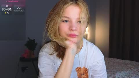 Snapshot of lovely_babyy chatting on January 7, 8:03 am Jenny online show from January 7, 8:03 am