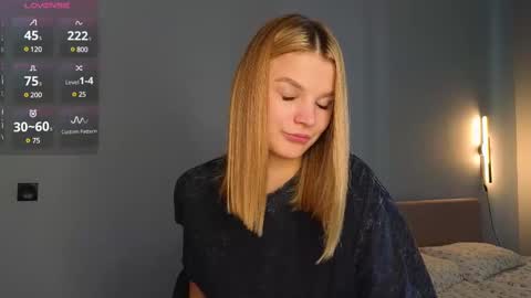 Snapshot of lovely_babyy chatting on February 19, 5:05 am Jenny online show from February 19, 5:05 am