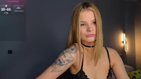 Snapshot of lovely_babyy chatting on February 21, 2:28 am Jenny online show from February 21, 2:28 am