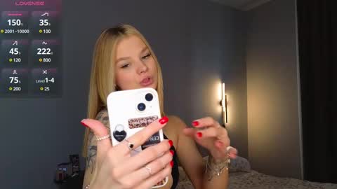 Snapshot of lovely_babyy chatting on February 24, 2:30 am Jenny online show from February 24, 2:30 am