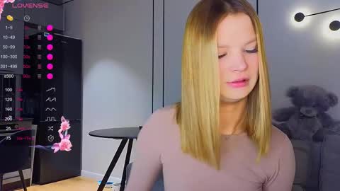 Snapshot of lovely_babyy chatting on September 26, 1:09 am Jenny online show from September 26, 1:09 am