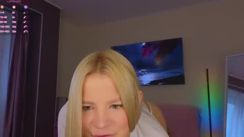 Snapshot of lovely_babyy chatting on April 25, 4:37 am Jenny online show from April 25, 4:37 am