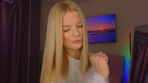 Snapshot of lovely_babyy chatting on April 26, 2:53 am Jenny online show from April 26, 2:53 am