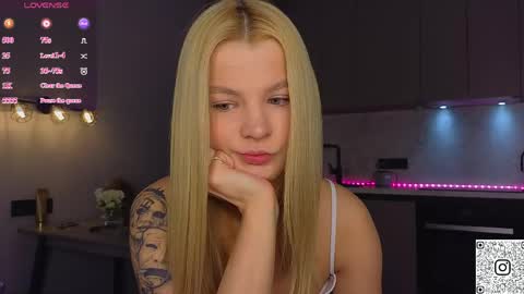 Snapshot of lovely_babyy chatting on May 4, 3:35 am Jenny online show from May 4, 3:35 am