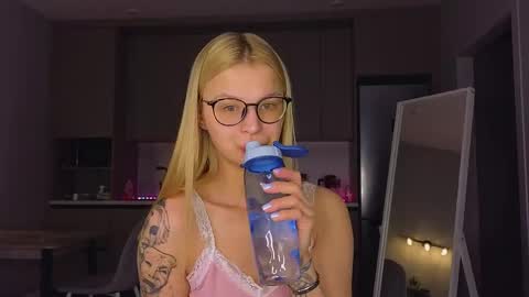 Snapshot of lovely_babyy chatting on May 5, 4:37 pm Jenny online show from May 5, 4:37 pm