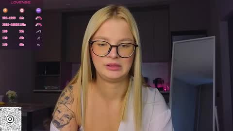 Snapshot of lovely_babyy chatting on May 6, 4:41 am Jenny online show from May 6, 4:41 am