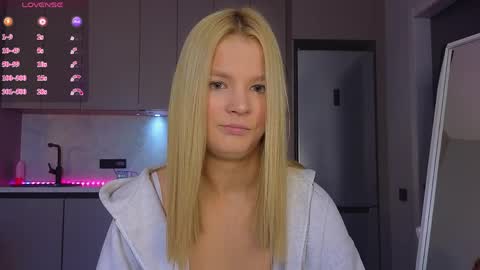 Snapshot of lovely_babyy chatting on May 11, 4:18 am Jenny online show from May 11, 4:18 am