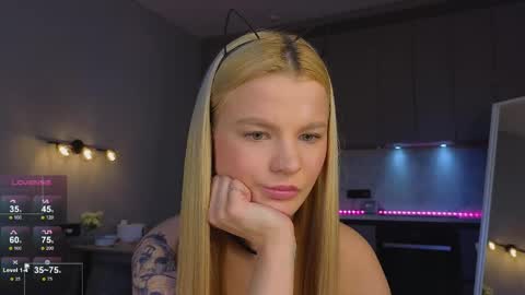 Snapshot of lovely_babyy chatting on May 16, 4:42 am Jenny online show from May 16, 4:42 am
