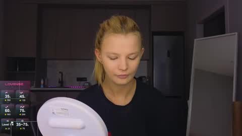 Snapshot of lovely_babyy chatting on May 17, 1:58 am Jenny online show from May 17, 1:58 am