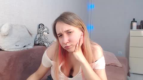 Snapshot of lovely_hayley chatting on November 19, 10:10 pm Lovely Hayley online show from November 19, 10:10 pm