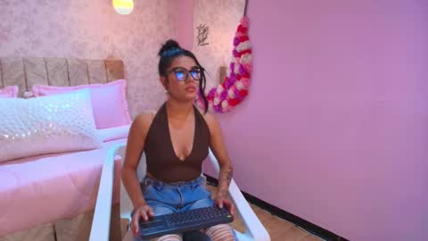 lovely_julls online show from February 4, 2:34 pm