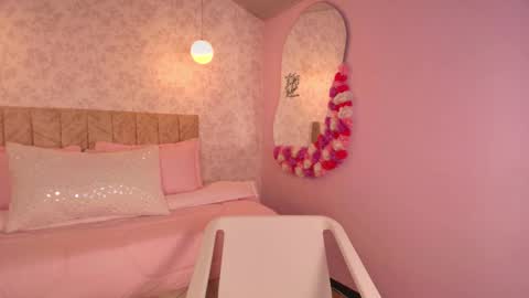 lovely_julls online show from February 9, 2:54 pm