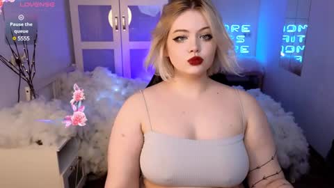 Snapshot of lovely_leilla chatting on December 22, 1:01 am lovely_leilla online show from December 22, 1:01 am