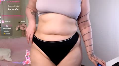 Snapshot of lovely_leilla chatting on December 28, 2:33 am lovely_leilla online show from December 28, 2:33 am