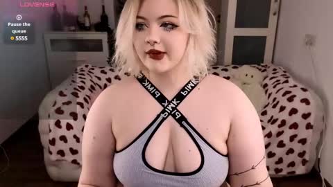 Snapshot of lovely_leilla chatting on February 26, 10:09 pm lovely_leilla online show from February 26, 10:09 pm