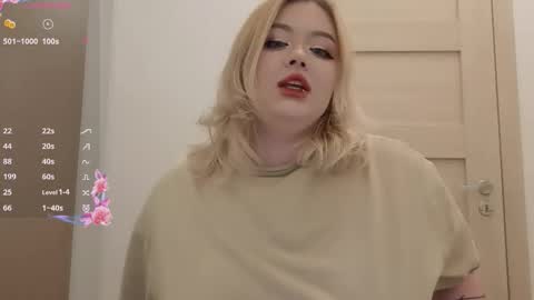 Snapshot of lovely_leilla chatting on October 29, 10:33 pm lovely_leilla online show from October 29, 10:33 pm