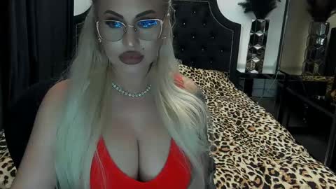 Snapshot of lovelyblondyxxx chatting on April 24, 11:07 pm PrAllinXXXa online show from April 24, 11:07 pm