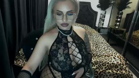 Snapshot of lovelyblondyxxx chatting on April 28, 2:27 am PrAllinXXXa online show from April 28, 2:27 am