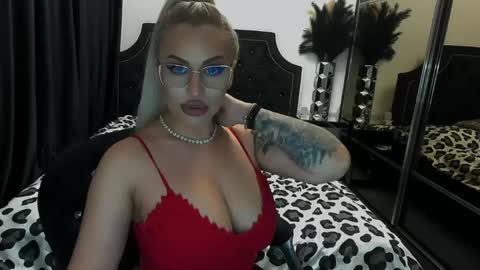 Snapshot of lovelyblondyxxx chatting on May 3, 10:16 pm PrAllinXXXa online show from May 3, 10:16 pm