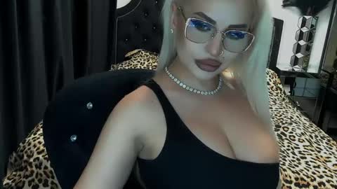 Snapshot of lovelyblondyxxx chatting on June 3, 12:35 am PrAllinXXXa online show from June 3, 12:35 am