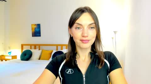 Mia online show from December 2, 7:03 am