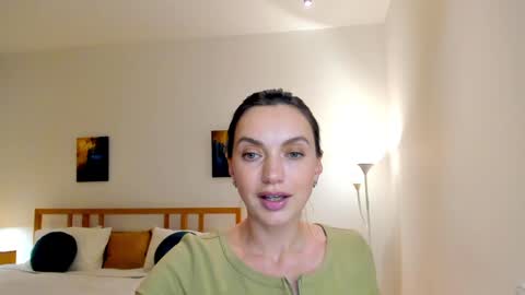 Mia online show from December 4, 5:44 pm