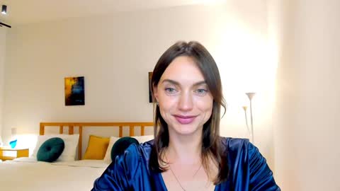 Mia online show from December 5, 7:06 pm
