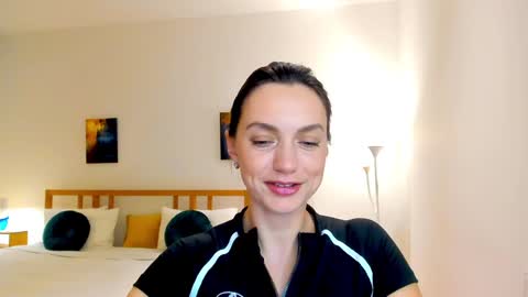 Mia online show from December 6, 1:11 pm