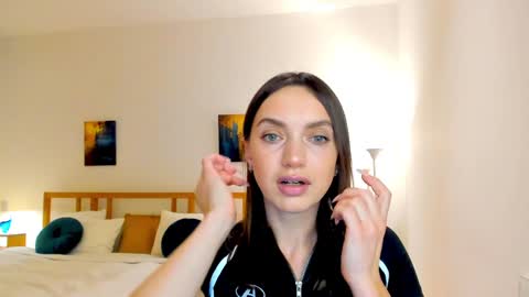 Mia online show from December 7, 2:46 pm