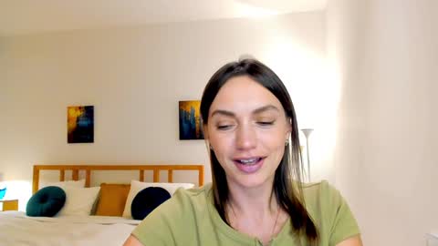 Mia online show from December 7, 6:15 pm