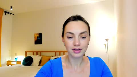 Mia online show from December 8, 5:01 pm