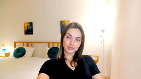 Mia online show from December 11, 4:31 pm