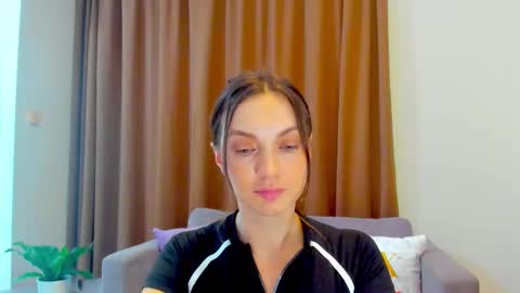 Mia online show from September 12, 10:26 am