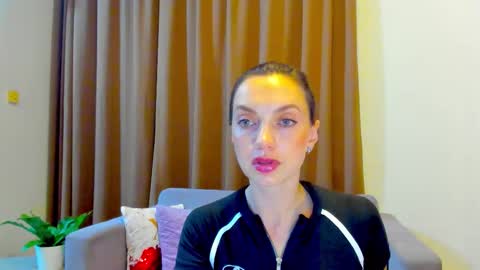 Mia online show from September 21, 3:13 pm