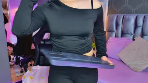 Snapshot of lovequinn_mjs chatting on November 18, 8:13 pm Love online show from November 18, 8:13 pm