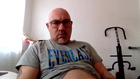 lover010983 online show from March 11, 8:52 am