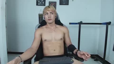 Snapshot of lover_fitnessboy chatting on May 23, 1:55 am kevin online show from May 23, 1:55 am