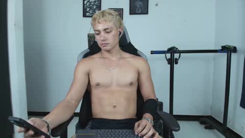 Snapshot of lover_fitnessboy chatting on June 1, 3:30 am kevin online show from June 1, 3:30 am