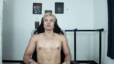 Snapshot of lover_fitnessboy chatting on June 17, 12:02 am kevin online show from June 17, 12:02 am