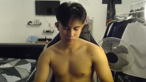 Snapshot of loverboyph04 chatting on October 13, 7:41 am loverboyph04 online show from October 13, 7:41 am